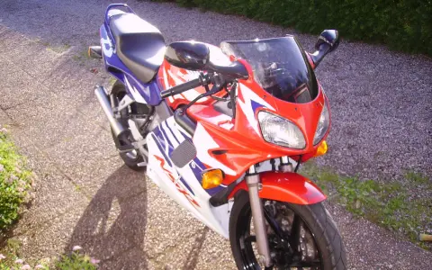 Czerwono-biało-niebieski motocykl Honda NSR 125. Poznaj jego dane techniczne i możliwości.