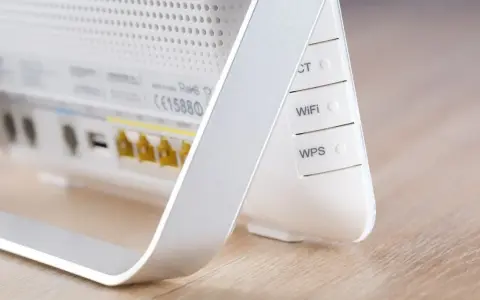Biały router z portami LAN i USB. Widoczne przyciski WiFi i WPS. To centrum domowej sieci, prawdziwy audio router.