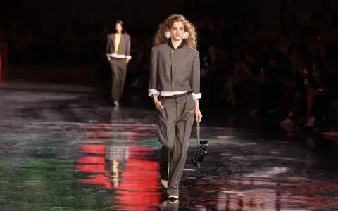 Modelka prezentuje stylizację inspirowaną latami 80. w nowoczesnym wydaniu. To zapowiedź, jak będzie wyglądać moda 2026.