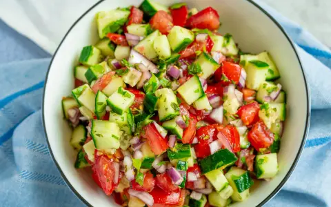 Frischer Sommersalat mit Tomaten, Gurken und roten Zwiebeln – ein einfaches und leckeres Rezept für heiße Tage.