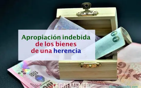 Caja de madera con billetes. Apropiación indebida de los bienes de una herencia es delito.