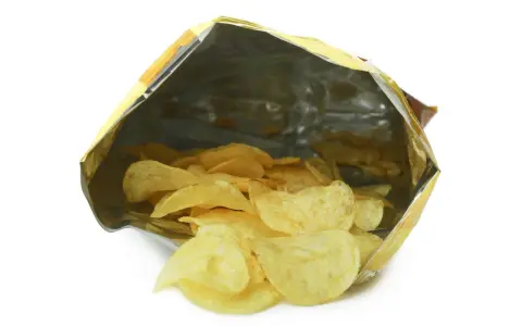 Bolsa de patatas fritas abierta, mostrando pocas patatas. ¿Es esto reduflación?