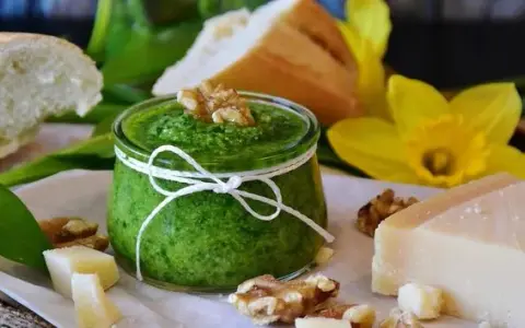 Czy pesto jest dietetyczne? Odkryj jego kaloryczność i wartości odżywcze