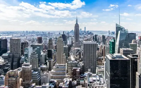 Widok na Manhattan z Empire State Building. Zastanawiasz się, ile się leci do Nowego Jorku?
