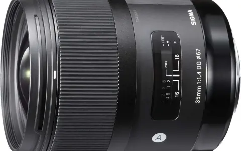 Obiettivo Sigma 35mm f/1.4 DG DN Art. La ghiera di messa a fuoco presenta marcature per la profondità di campo e la distanza in piedi e metri.