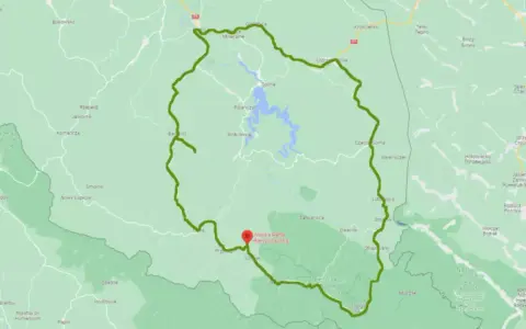 Mapa z zaznaczoną trasą Wielka Pętla Bieszczadzka, prowadzącą przez malownicze tereny Bieszczadów, w tym okolice Jeziora Solińskiego.
