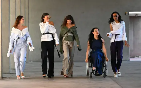 Modelle diverse sfilano con abiti audaci, celebrando la bellezza e l'inclusività. Un inno al body positive.