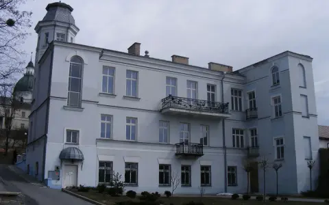 Pałac Kretzschmarów w Chełmie, z charakterystyczną wieżyczką i jasnoniebieską fasadą, prezentuje się okazale.