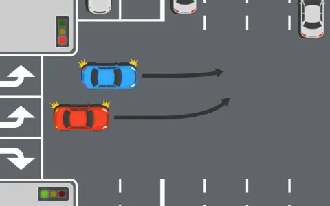 Zwei Autos, rot und blau, bereiten sich auf das mehrspurige Abbiegen vor. Pfeile zeigen die Fahrtrichtung an.