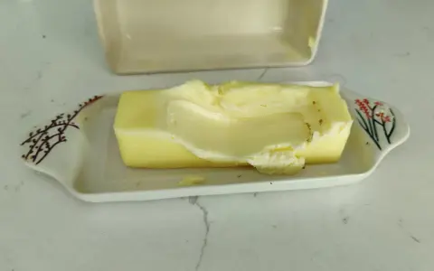 Skisłe masło na talerzyku z kwiatkami. Idealne do ryb, które lubią lekko kwaśny smak.