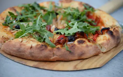 Pyszna pizza z rukolą i oliwkami na chrupiącym cieście. Proste ciasto na pizzę zawsze wychodzi, idealne na letnie wieczory.