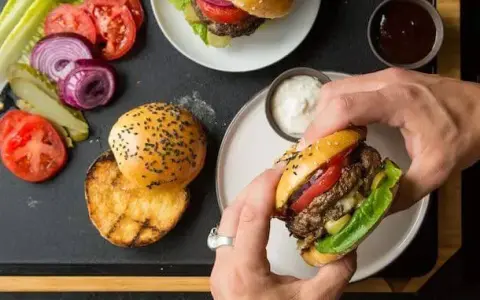 Jaka wołowina na burgery? Odkryj najlepsze kawałki i porady