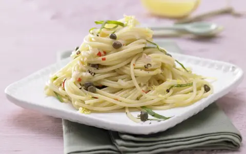Spaghetti mit Kapern, Zitrone und Chili – eine köstliche Idee für italienische Rezepte.
