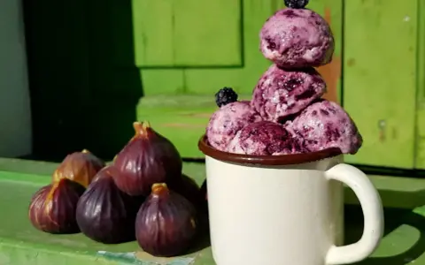 Eis aus gefrorenen Feigen, garniert mit Brombeeren, neben frischen Feigen. Ein leckeres Rezept für heiße Tage.