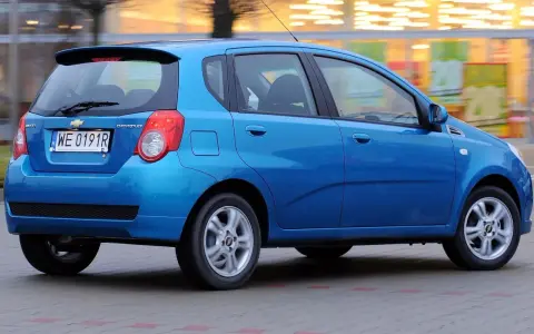 Niebieski Chevrolet Aveo w ruchu. Wiele osób szuka chevrolet aveo opinie przed zakupem.