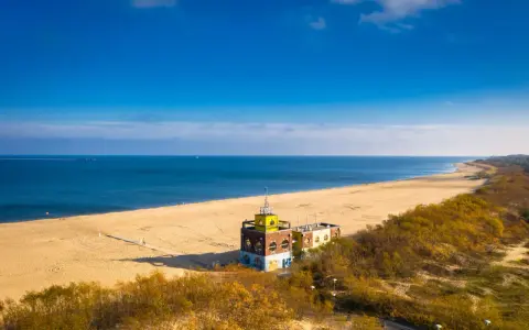 Piękna plaża i budynek z wieżyczką, idealne na spacer po miejscowościach blisko Trójmiasta.