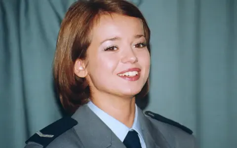 Uśmiechnięta Anna Przybylska w mundurze, przypominająca o jej aktorskim wykształceniu i roli w serialu "Złotopolscy".