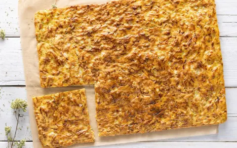 Una dorata schiacciata di zucchine, croccante fuori e morbida dentro, pronta per essere gustata.
