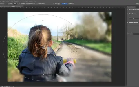 Une photo pas nette, où l'on voit une enfant de dos sur un chemin, avec un flou artistique appliqué.