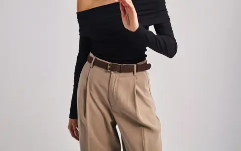 Elegancka stylizacja z brązowym paskiem. Dowiedz się, jak dobrać rozmiar paska damskiego, by idealnie pasował do Twoich spodni.
