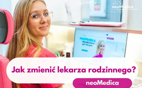 Młoda kobieta w okularach uśmiecha się, siedząc przy komputerze. Na ekranie widnieje pytanie: "Jak zmienić lekarza rodzinnego?".