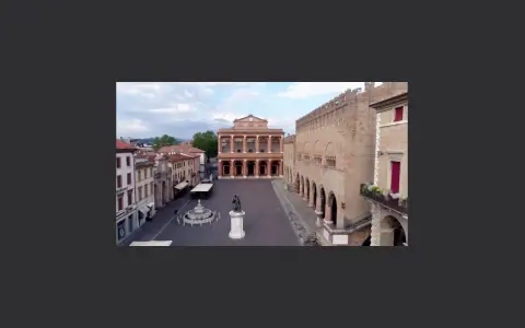 Piazza del Popolo a Rimini, 2 giugno. Un'elegante piazza con il Teatro Amintore Galli e il Palazzo dell'Arengo.
