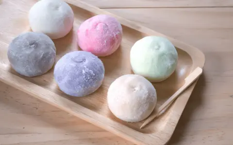 Kolorowe mochi na drewnianej tacy. Idealne do domowego mochi przepis.