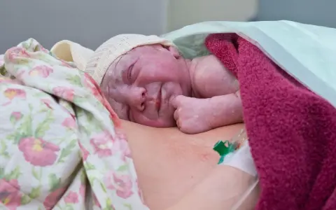 Nowe życie, pierwsze chwile blisko mamy. Kangurowanie to cudowny początek wspólnej drogi.