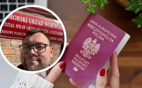 Mężczyzna w okularach przed urzędem, obok paszport. Dowiedz się, ile wcześniej można wymienić paszport, by uniknąć problemów.