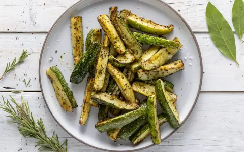 Zucchine croccanti e dorate, perfette zucchine in friggitrice ad aria, condite con erbe aromatiche e sale grosso.