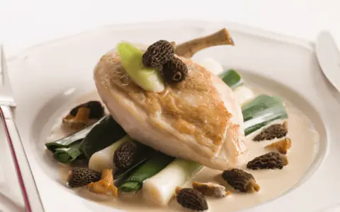 Blanc de volaille sauce crémeuse, morilles et poireaux, une spécialité du Jura qui éveille les papilles.