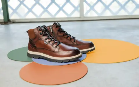 Botas de cuero marrón con cordones y cremallera lateral, un ejemplo de los diversos tipos de botas para cualquier ocasión.