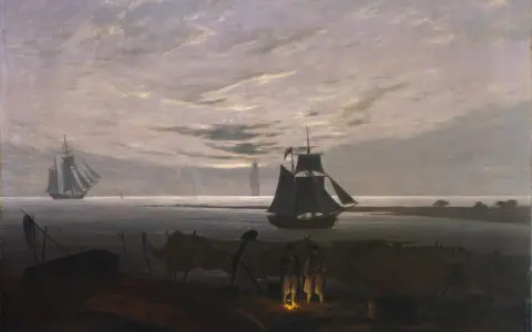 Dwa żaglowce na morzu, w oddali latarnia morska. Na pierwszym planie dwaj mężczyźni przy ognisku, typowe dla caspar david friedrich dzieła.