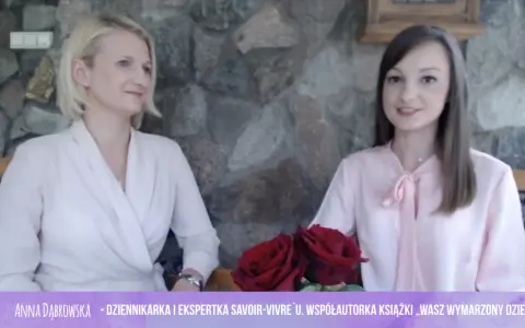 Dwie kobiety rozmawiają o tym, co mówić przy wręczaniu zaproszeń na ślub. Obok nich leżą czerwone róże.