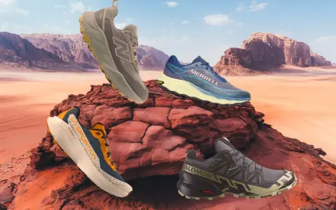 Scarpe trail running: un New Balance, un Merrell, un La Sportiva e un Salomon su rocce rosse nel deserto.