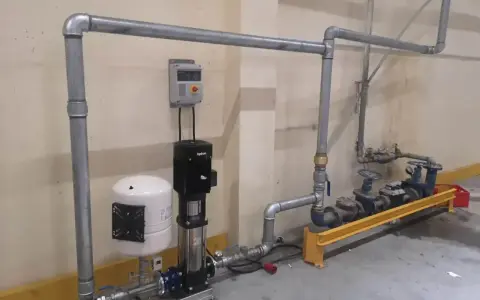 System do podłączenia wody do domu: pompa, zbiornik hydroforowy i zawory.