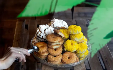 Variedad de tipos de rosquillas: doradas, con merengue y glaseadas de amarillo.