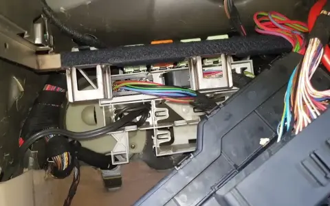 BMW E39: Lokalizacja i naprawa modułu komfortu GM5