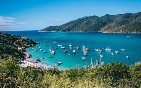 Vacker bukt med många båtar och en strand full av folk. En drömresa till vaccin Brasilien.