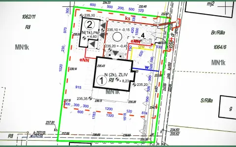 Mapa do celów projektowych z zaznaczonymi budynkami (1, 2, 4) i granicami działek.