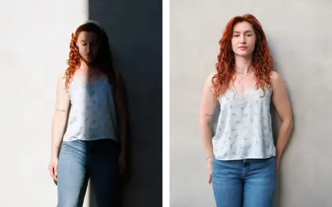 Diptyque : femme rousse aux cheveux bouclés, un côté dans la lumière, l'autre dans l'ombre. Le **contraste photo** accentue son regard pensif.