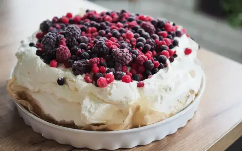 Puszysta beza z mascarpone i mrożonymi owocami leśnymi, idealna na letnie popołudnie.