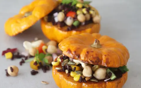 Mini calabazas rellenas de arroz negro, garbanzos, maíz y semillas. Unas deliciosas recetas con calabaza para disfrutar.