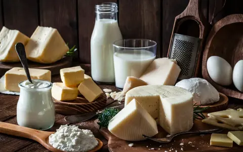Bogactwo nabiału: sery, jogurt, masło, mleko. Czy to właśnie one wywołują trądzik od nabiału?