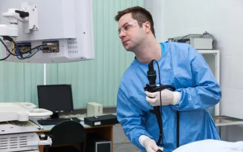 Kolonoskopia w narkozie: Kiedy jest niewskazana? Sprawdź ryzyko