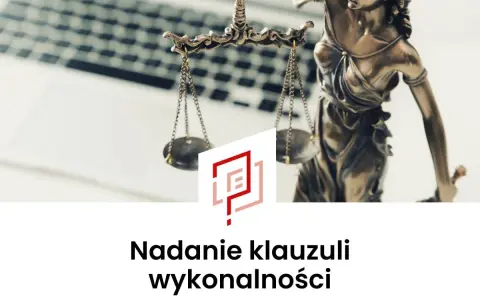 Symbol sprawiedliwości i waga, obok laptopa, ilustrują, jak wygląda klauzula wykonalności.