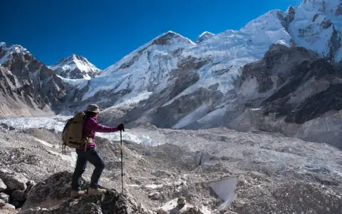Wspinaczka na Everest Base Camp to przygoda życia. Poznaj **everest base camp koszty** i przygotuj się na niezapomniane widoki.