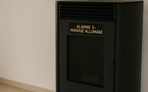 Poêle à granulés noir affichant "ALARME 5- MANQUE ALLUMAGE". Le poêle semble en panne.