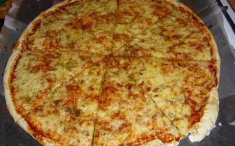 Pyszna Pizza Margherita przepis na klasyk z ciągnącym serem i aromatycznymi ziołami. Idealna na szybki obiad.