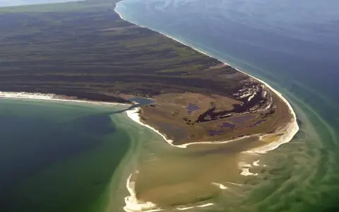 Luftaufnahme des Nationalparks Vorpommersche Boddenlandschaft. Perfekt zum Wandern entlang der Küste mit Wäldern und Lagunen.